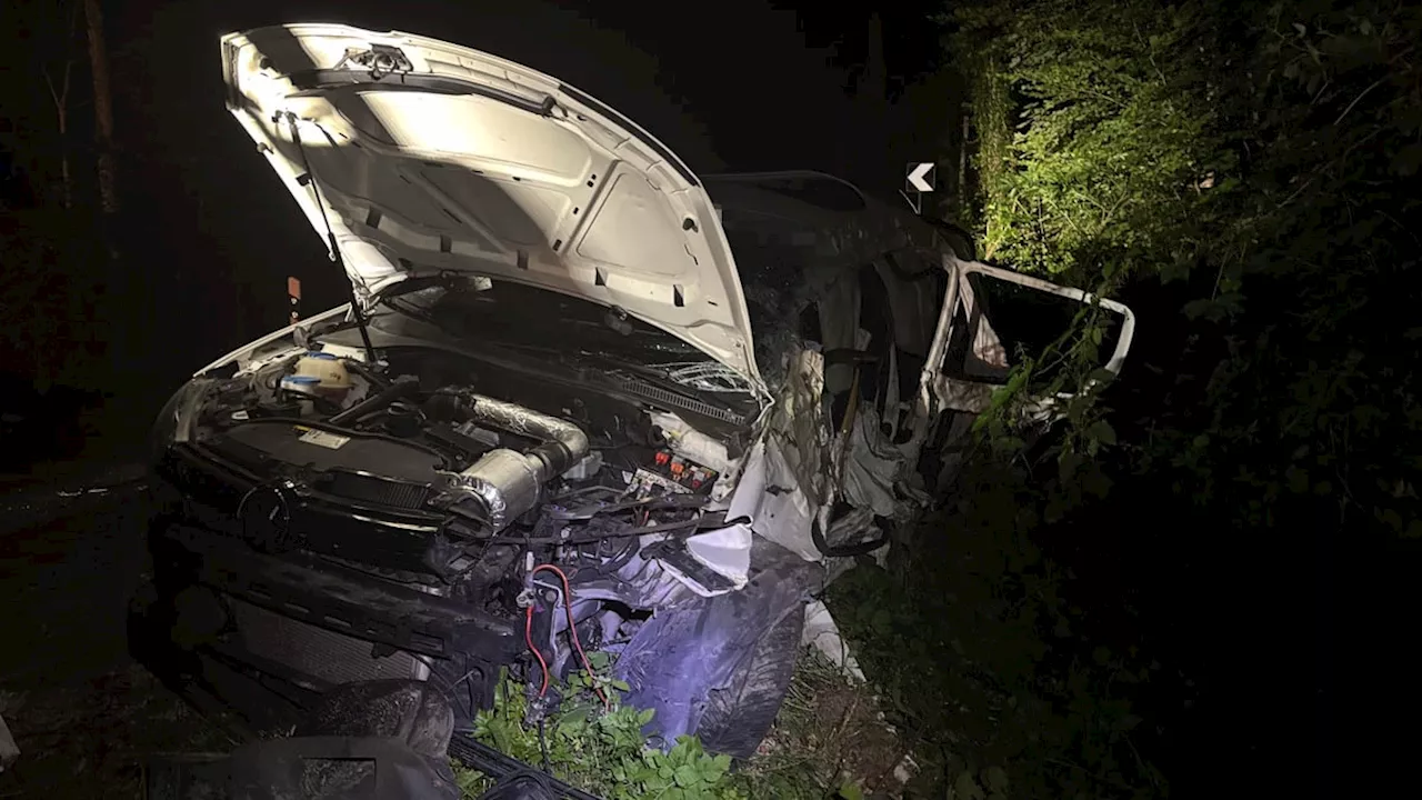 Möhlin: Schwerer Selbstunfall mit Auto – Lenker schwer verletzt