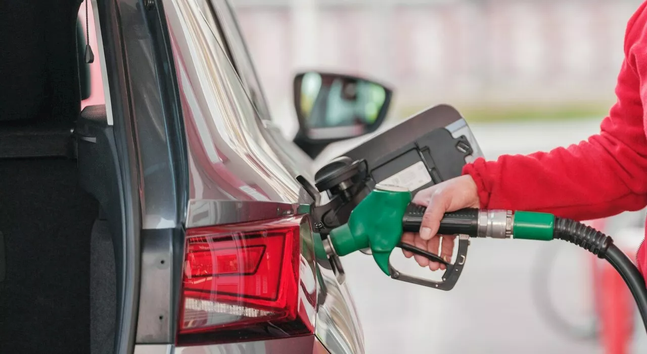 Benzina, gli effetti della guerra in Iran: fino a 2,30 euro in autostrada. Garante in allerta: «Mercoledì conv