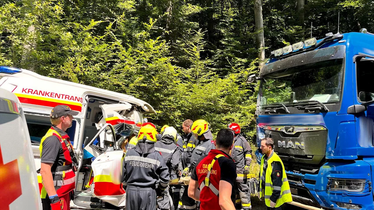 Rettungsauto kracht frontal in Lkw