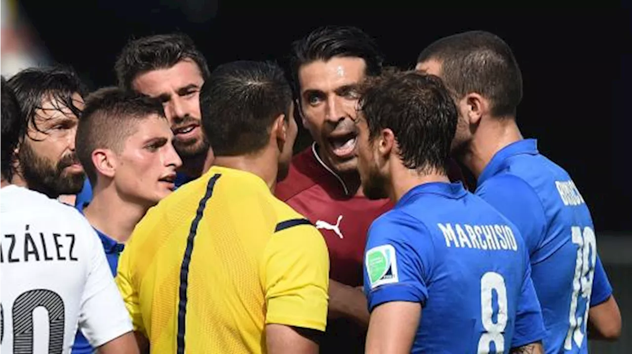24 giugno 2014, l'ultima partita dell'Italia a un Mondiale. Suarez addenta Chiellini