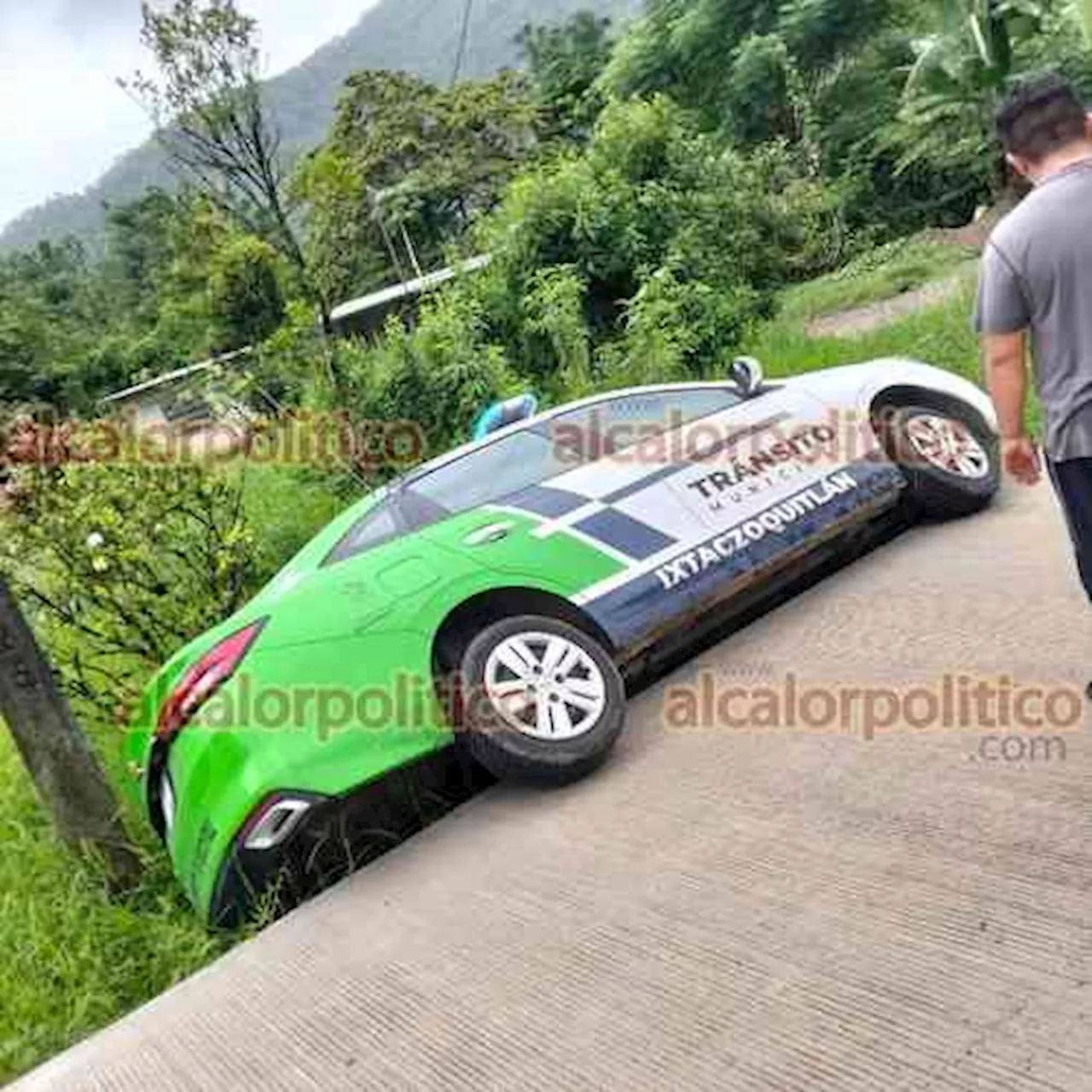 Patrulla de Tránsito de Ixtaczoquitlán terminó atorada al salirse del camino