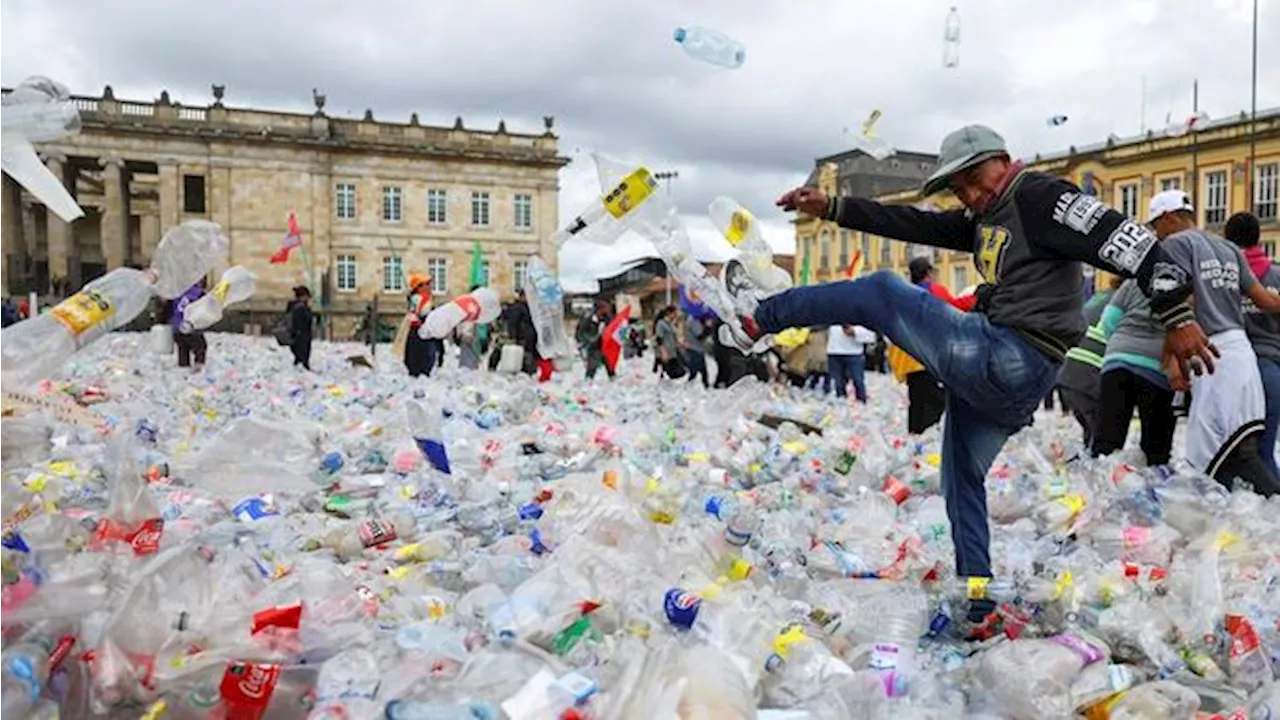 Lautan Sampah Penuhi Lapangan Kota, Pendaur Ulang Tuntut Dihargai