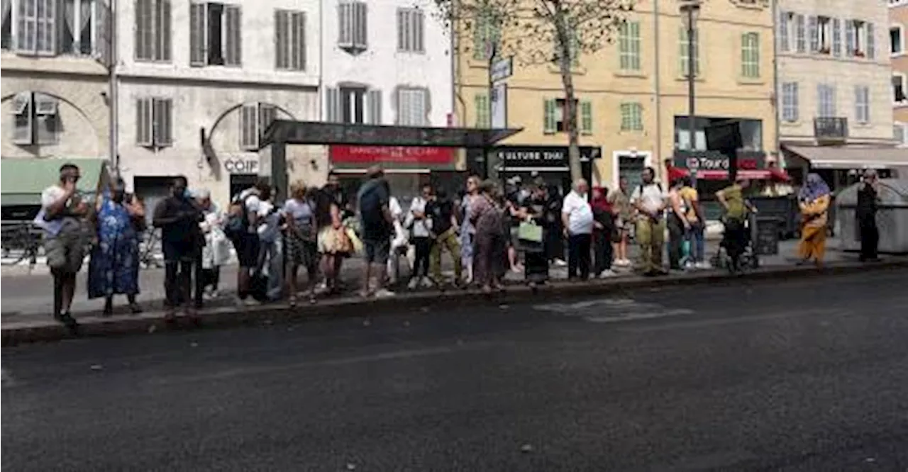 Pas de métro, bus pris d’assaut : les usagers à bout