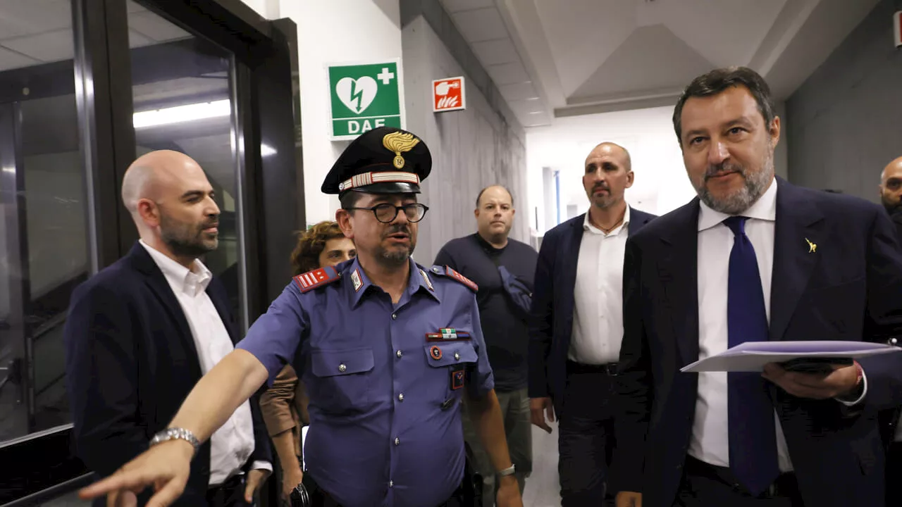 Scintille in aula tra Salvini e Saviano dopo la querela: 'Gli ho stretto la mano e mi ha detto 'vergognati', è un maleducato'