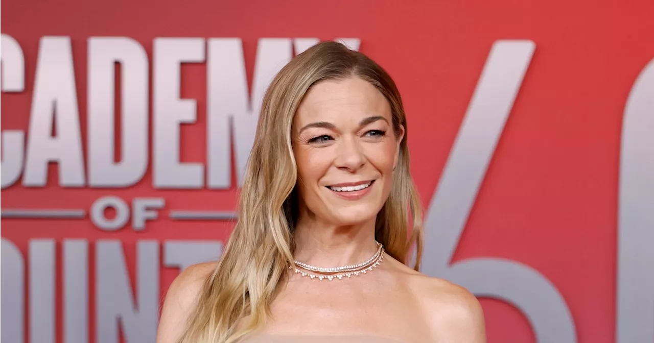 LeAnn Rimes' Teeth Fell Out Mid-Performance at Recent Concert
