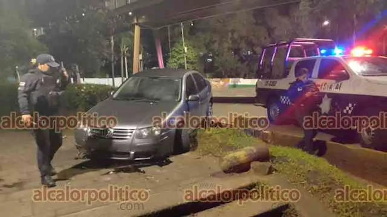 Abandonan auto que terminó sobre la banqueta, en el Circuito Presidentes de Xalapa
