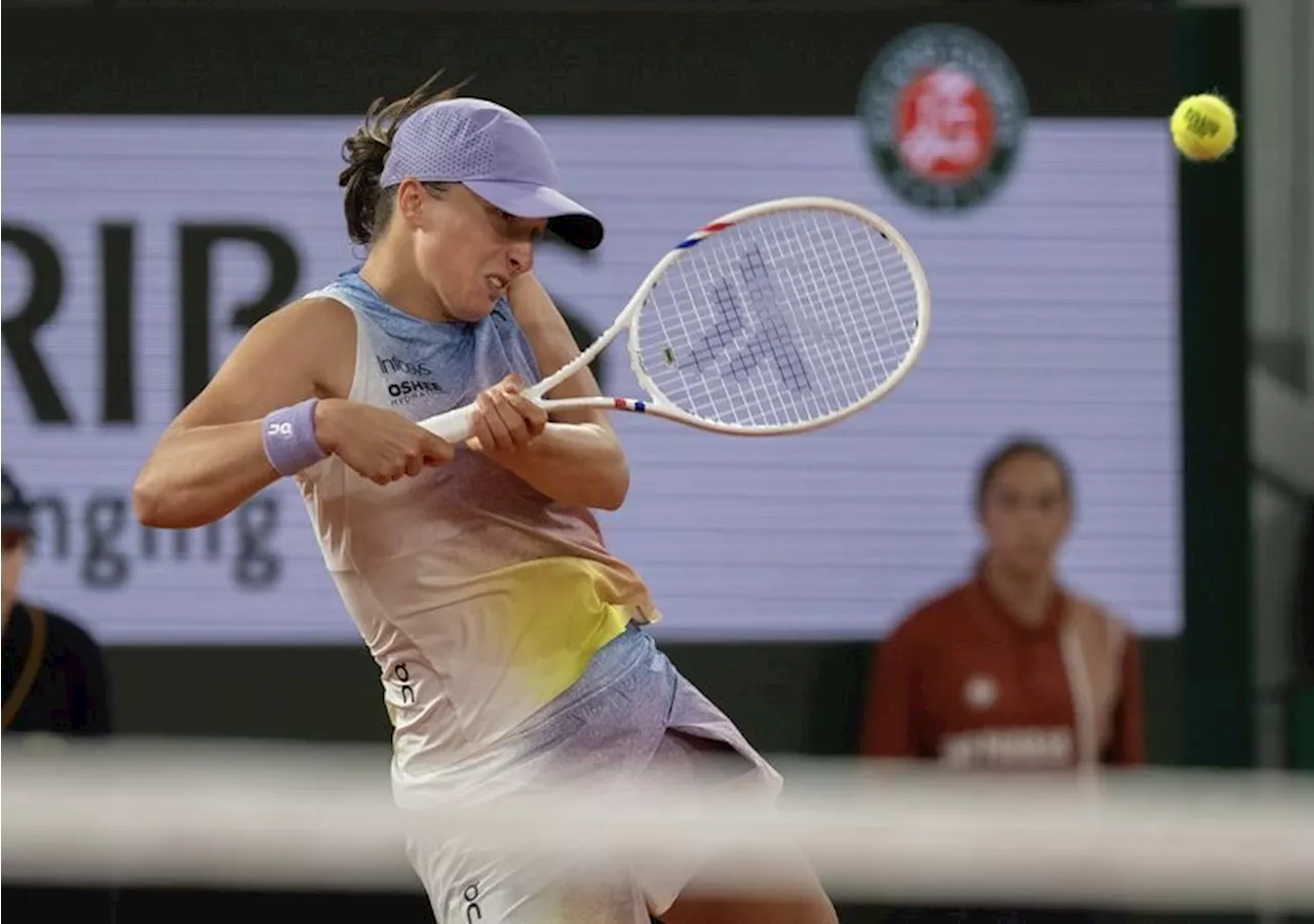 Tennis-Swiatek weathers rain break with puzzles to reach semis, top seed Pegula also advances