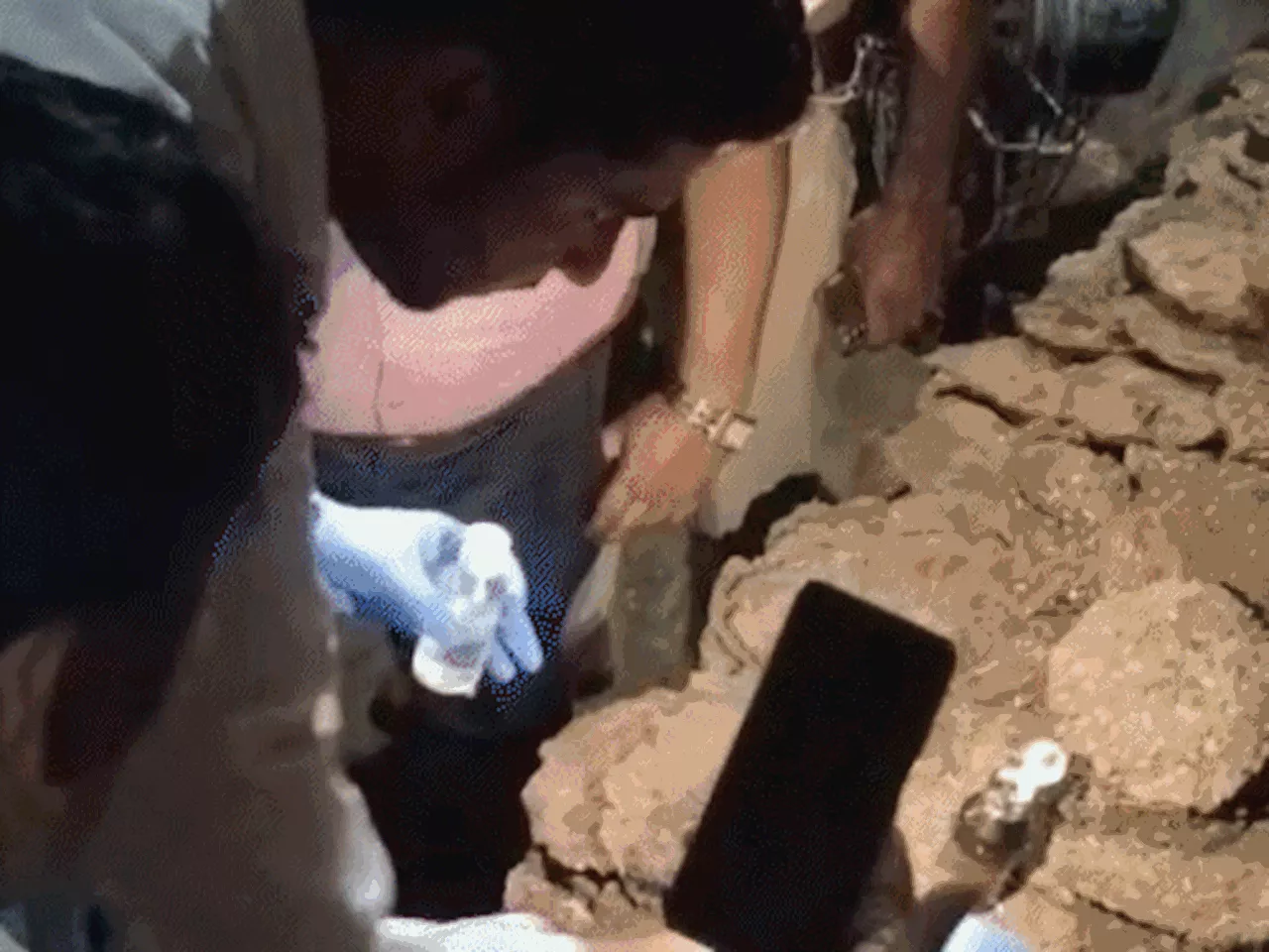 टीचर ने 5 साल की बच्ची से किया रेप: बाकी स्टूडेंट्स को घर भेजा, फिर दरिंदगी की; चाची बोली- आरोपी की पैंट पर...