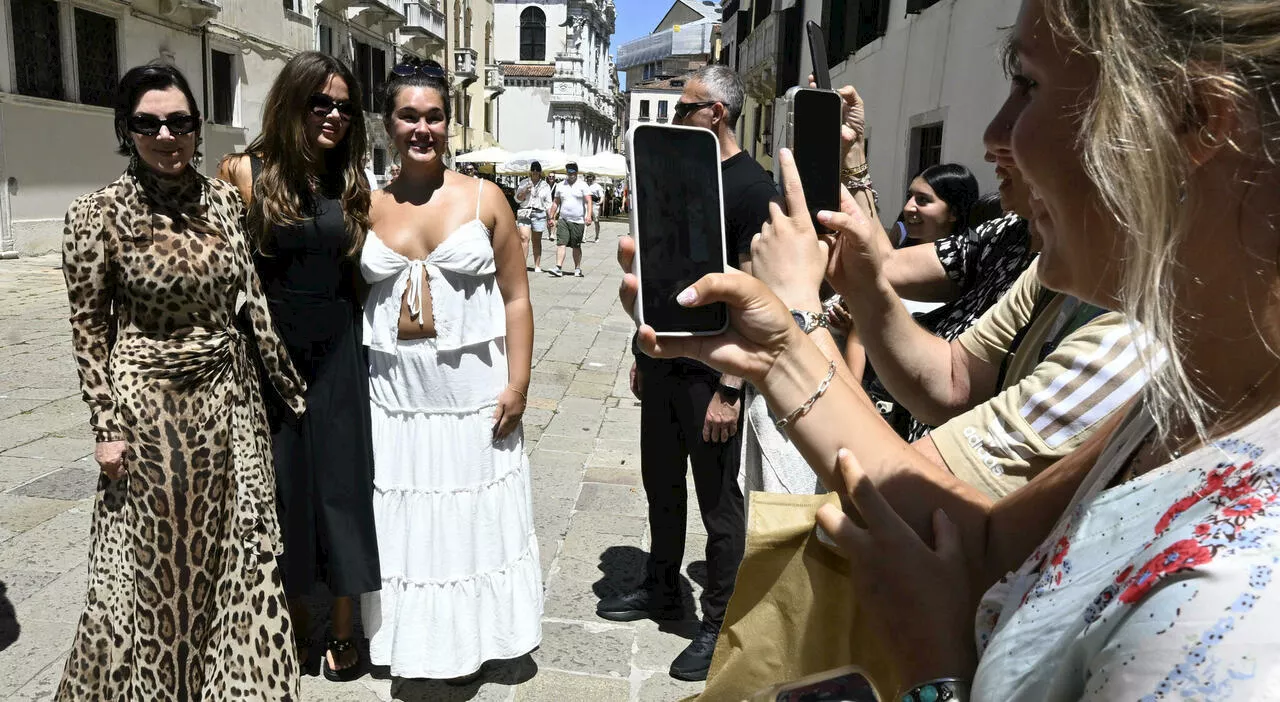 Le Kardashian a Venezia tra shopping e selfie. Cori dei fan per il compleanno di Khloé: «Tanti auguri»