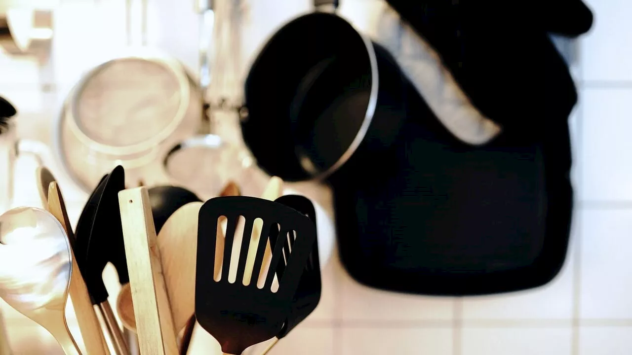 Così mangiamo plastica nel cibo: gli errori da non fare in cucina