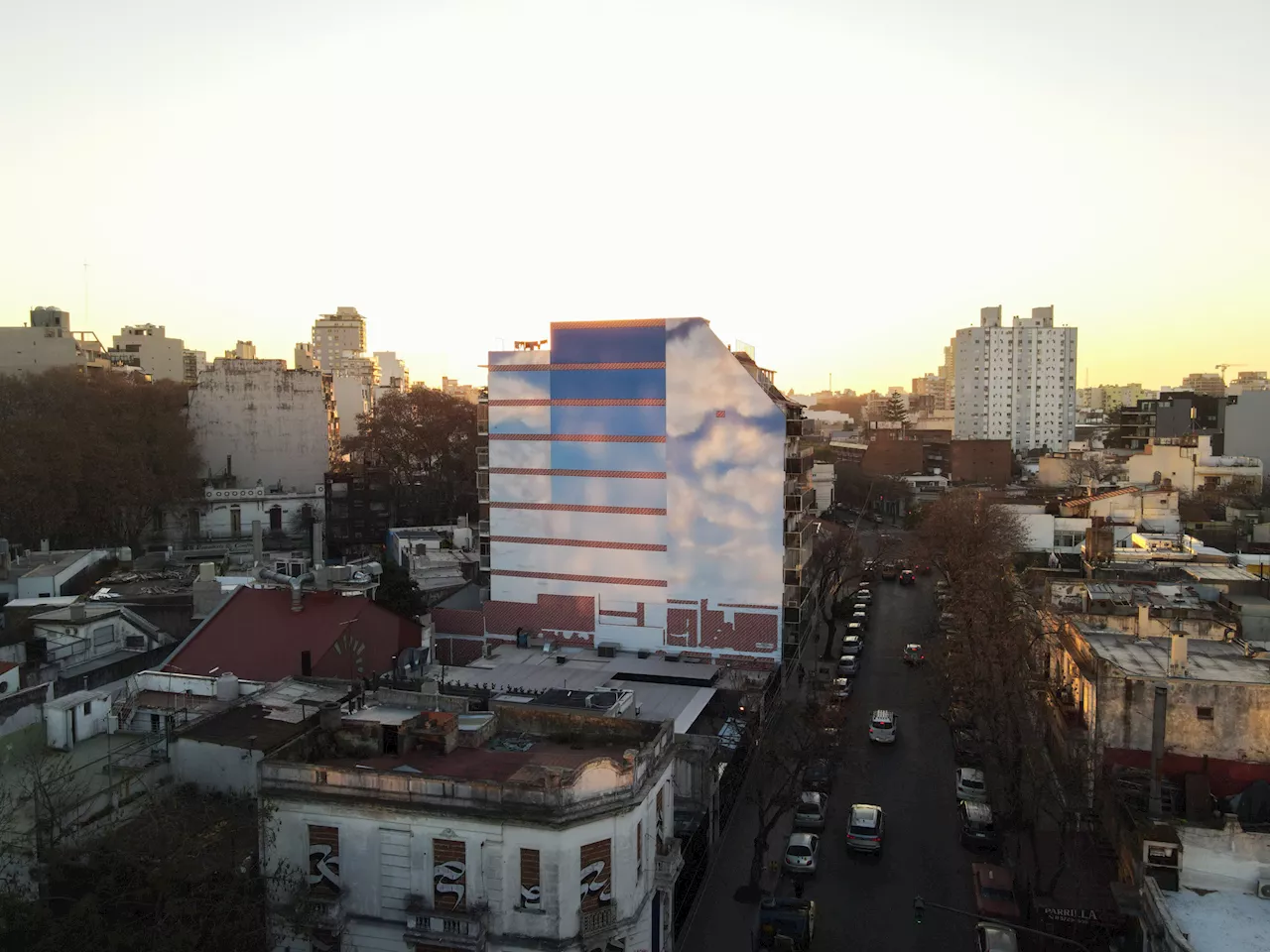 El mural que convirtió en cielo una medianera de ocho pisos en pleno barrio de Chacarita