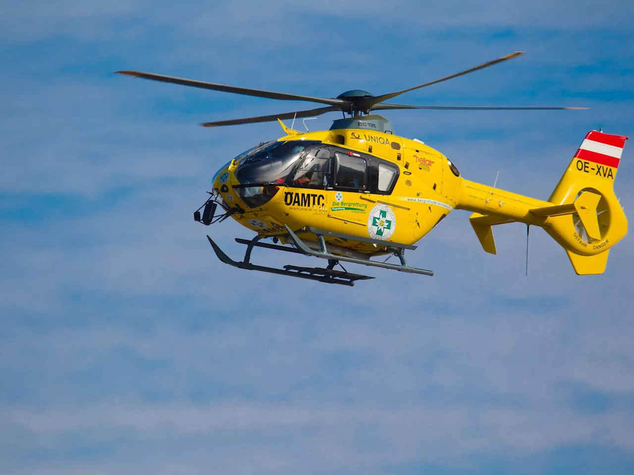 Motorrad prallt frontal gegen Bus: Vier Verletzte