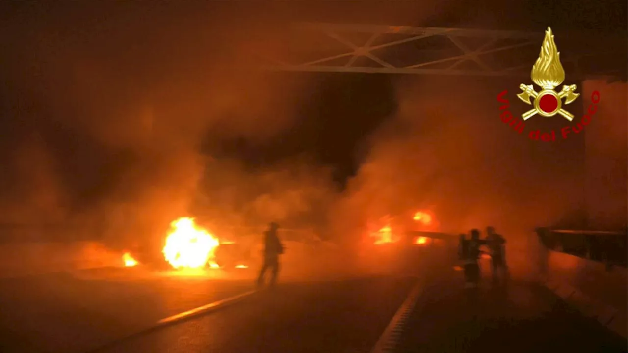 Rapina in un deposito di merci nel Milanese, furgone a fuoco per bloccare la strada