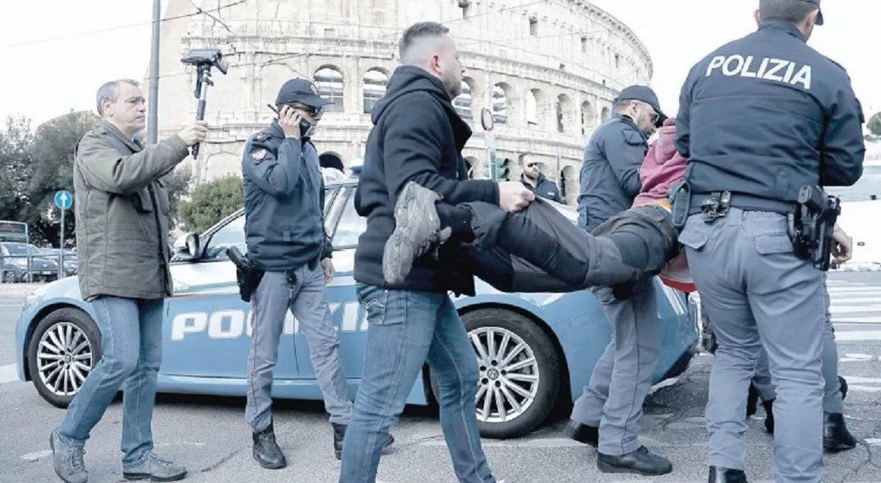 Ambientalisti a Roma, nuovo raid al Colosseo: caos traffico per il sit-in. E 4 vanno a processo per aver imbra