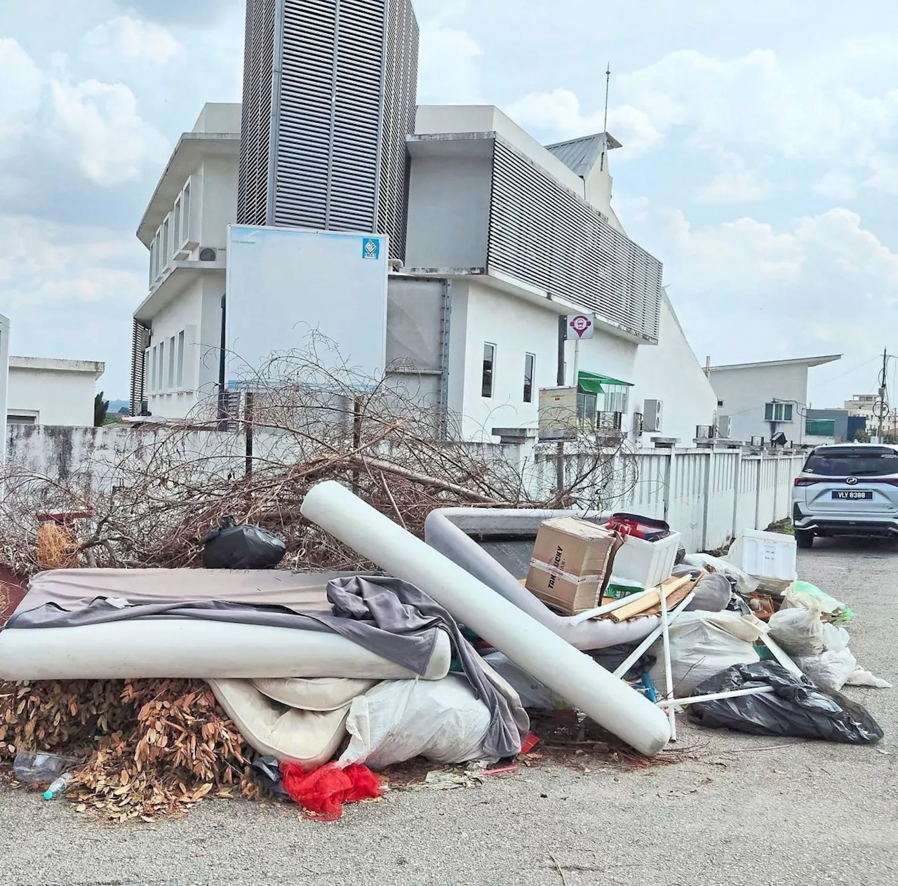 Piles of rubbish mar Seri Kembangan’s image
