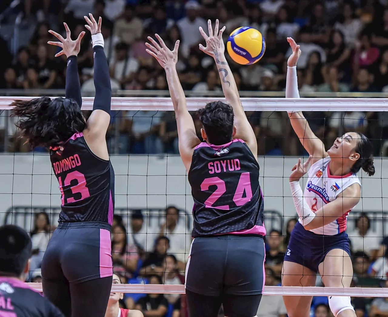 Creamline, Cignal clash for early lead
