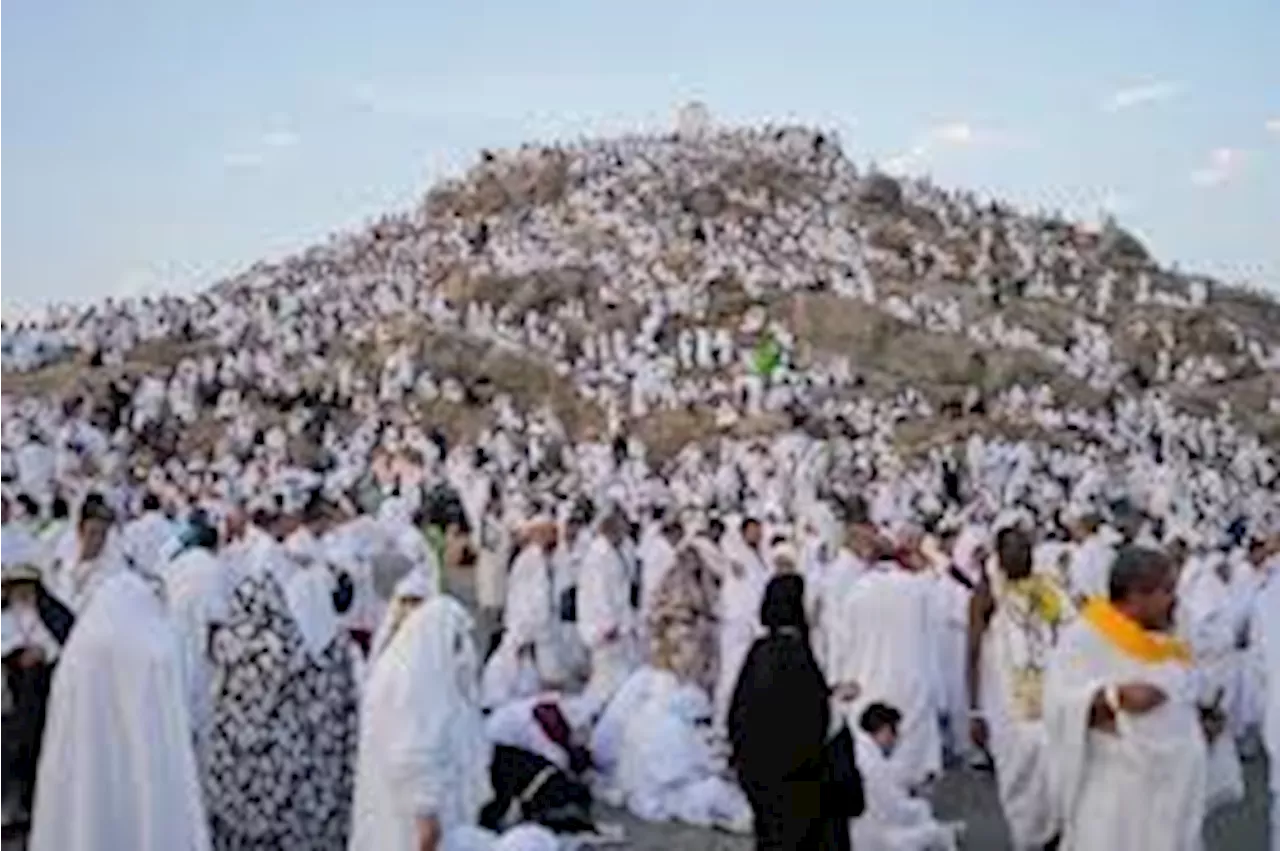 Hajj Rituals Begin Today, Pilgrims to Reach Mina Before Noon
