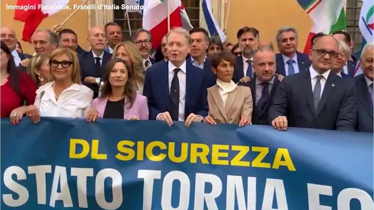 'Lo Stato torna forte', flash mob di FdI dopo ok a dl sicurezza