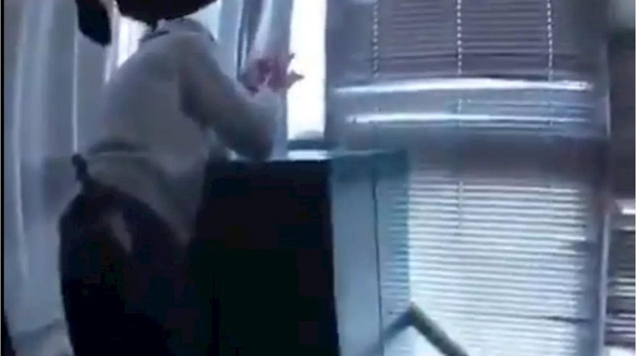 Video: un hombre tomó de rehén a su mamá, se atrincheró en su departamento de Almagro y la Policía lo redujo con una pistola Taser