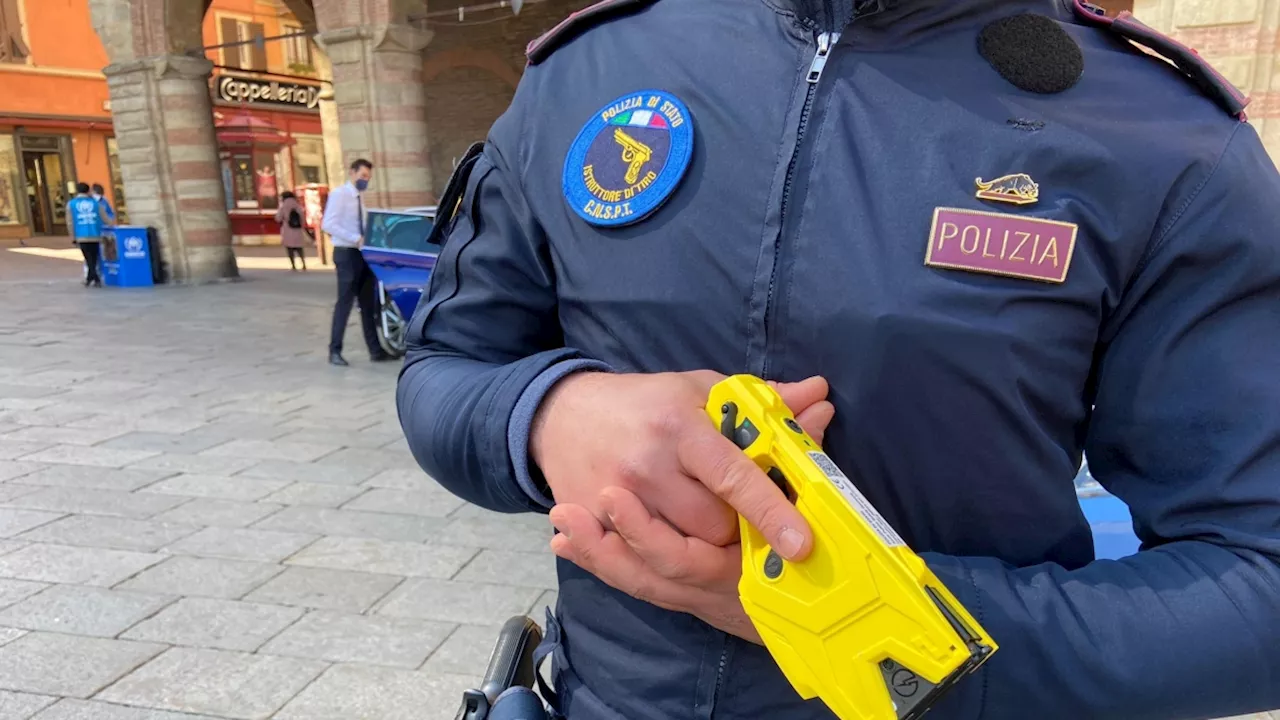 Pescara, morto colpito da taser: «Dall'autopsia nessuna colpa dello strumento»