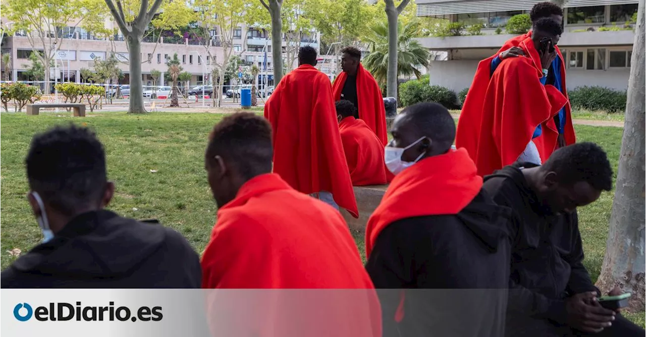 Sin agua, comida ni ducha: migrantes vulnerables llegados a Mallorca en patera duermen al raso
