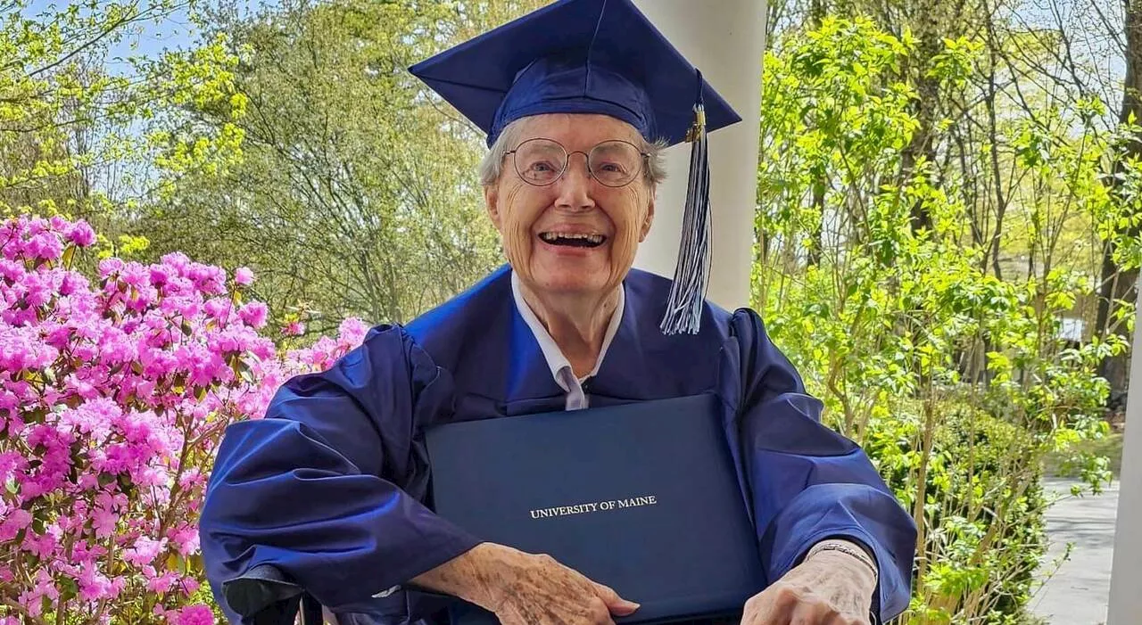 «A 88 anni finalmente la laurea: sognavo di fare la maestra ma da giovane mi hanno negato il tirocinio perché