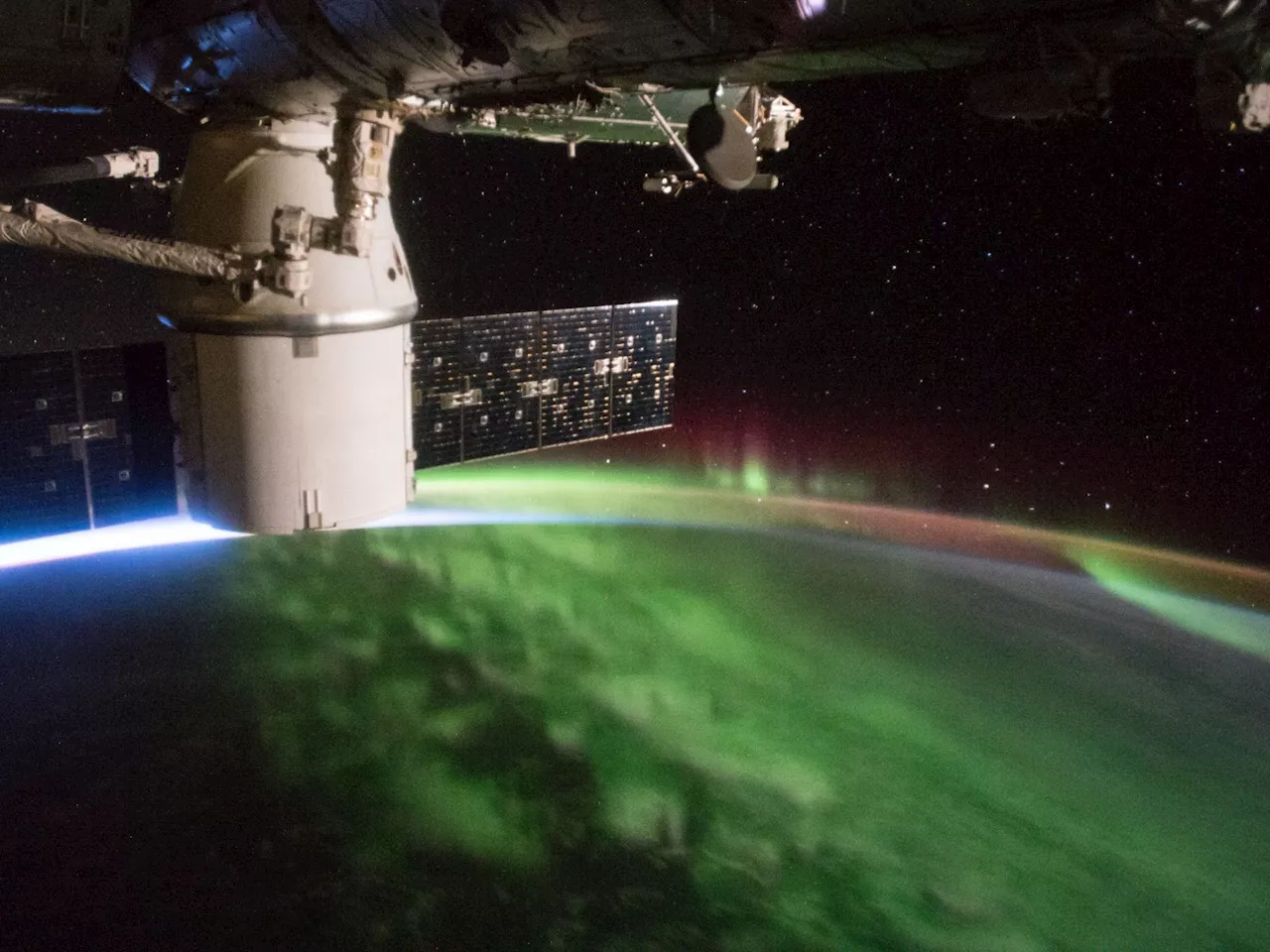 Spektakuläre Polarlichter aus dem All