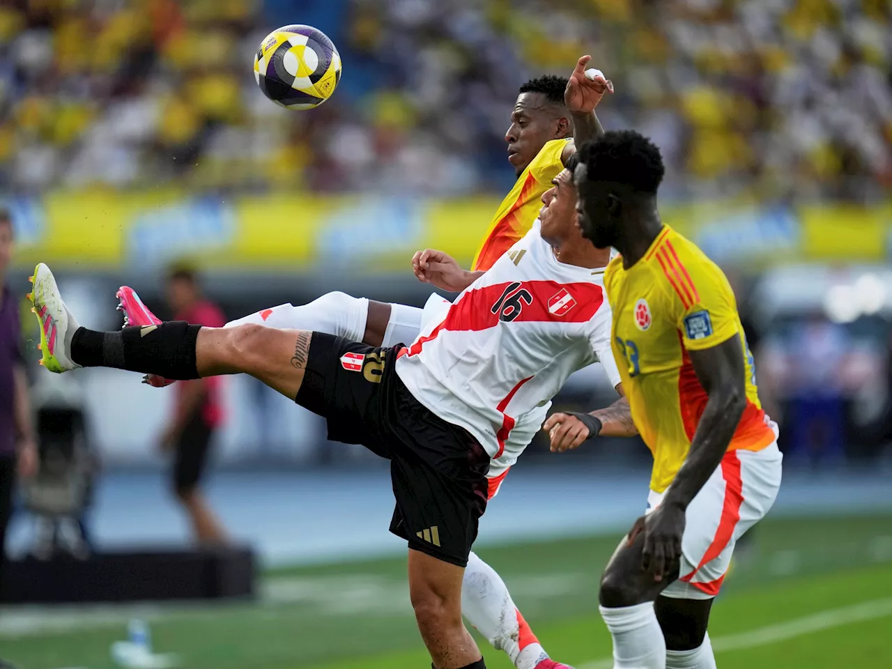 Colombia no tuvo ideas para quebrar a Perú y firmaron un empate en Barranquilla que no les sirvió a ninguno de los dos
