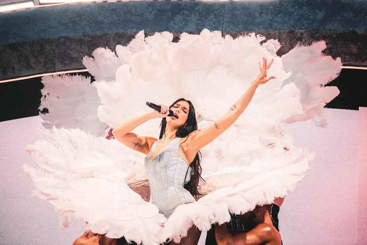 Dua Lipa a Milano canta Raffaella Carrà e con “A far l’amore comincia tu” strega i fan italiani:…