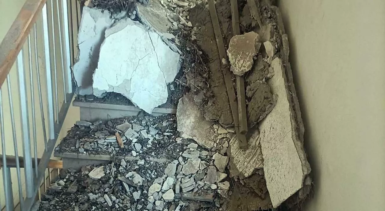 Teramo, il guano fa crollare il solaio del palazzo. I residenti: «Abbiamo sentito un forte boato»
