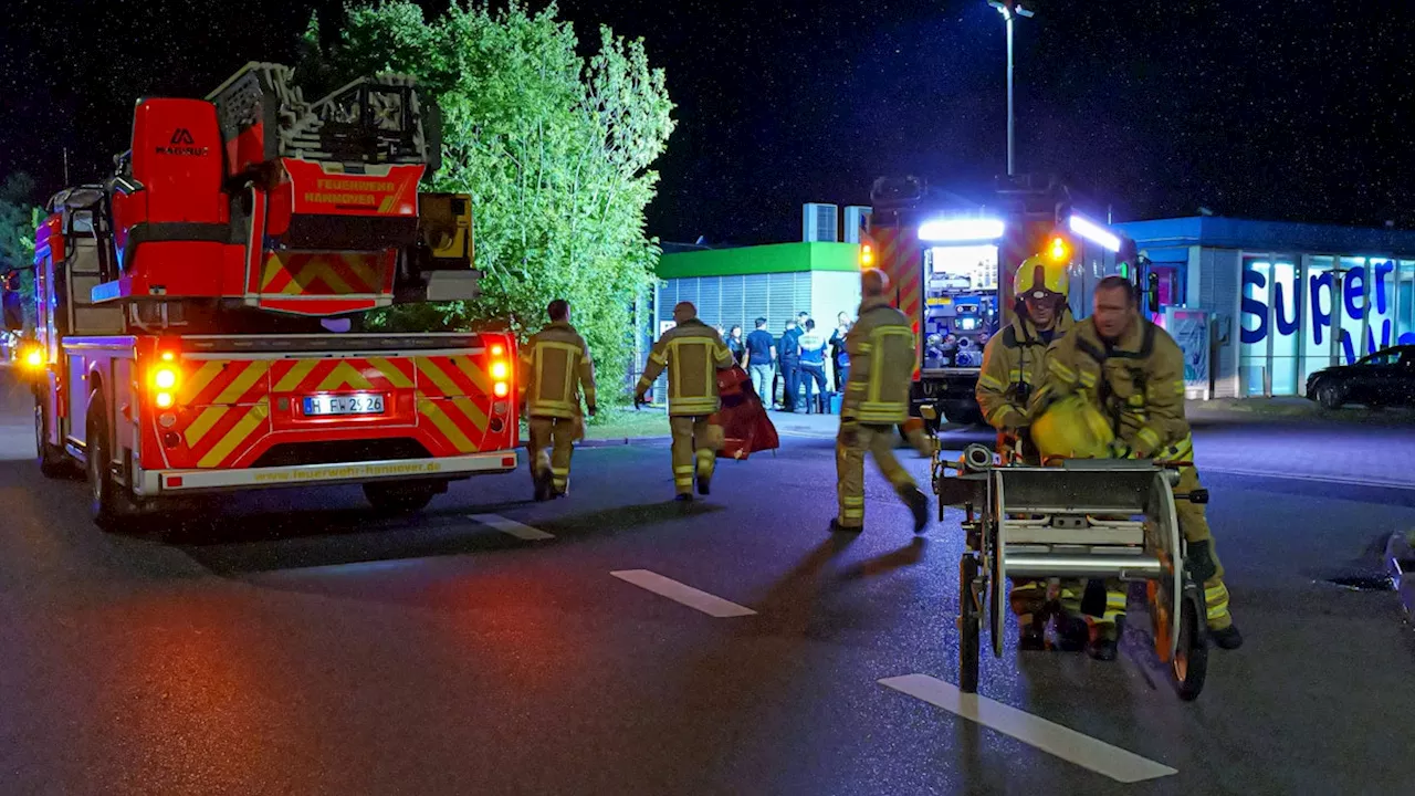 Großeinsatz in Deutschland - Mit brennendem Pkw zur Tanke – Axt-Mann verschanzt sich