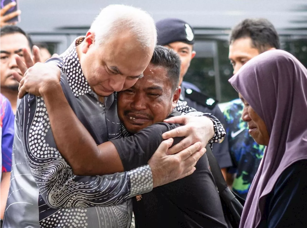 Gerik bus crash: Sultan Nazrin, Tuanku Zara offer condolences to victims’ families at hospital