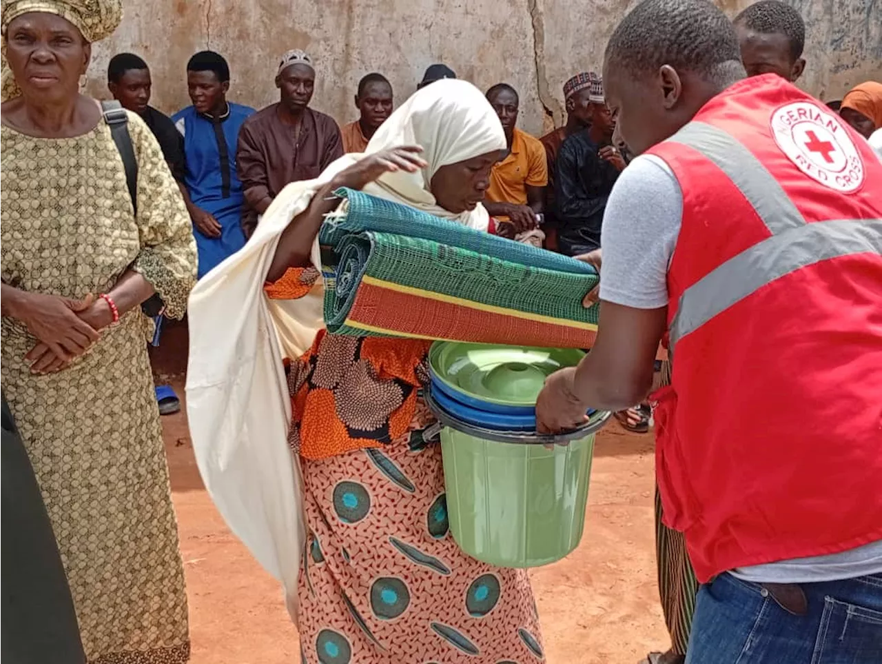Red Cross distributes relief materials to 100 families displaced by Mokwa floods