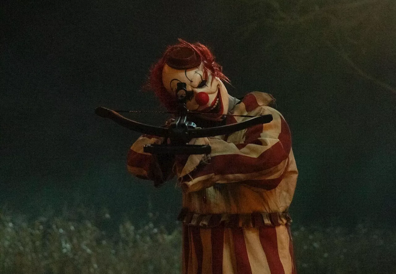 Recension: Clown in a Cornfield - Twistar livar upp underhållande men rutinmässig clown-slasher