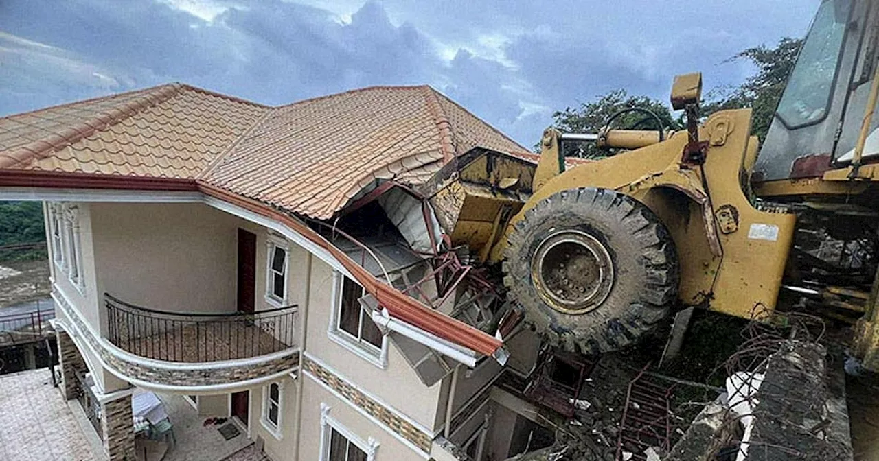 Heavy equipment mitugpa sa atop