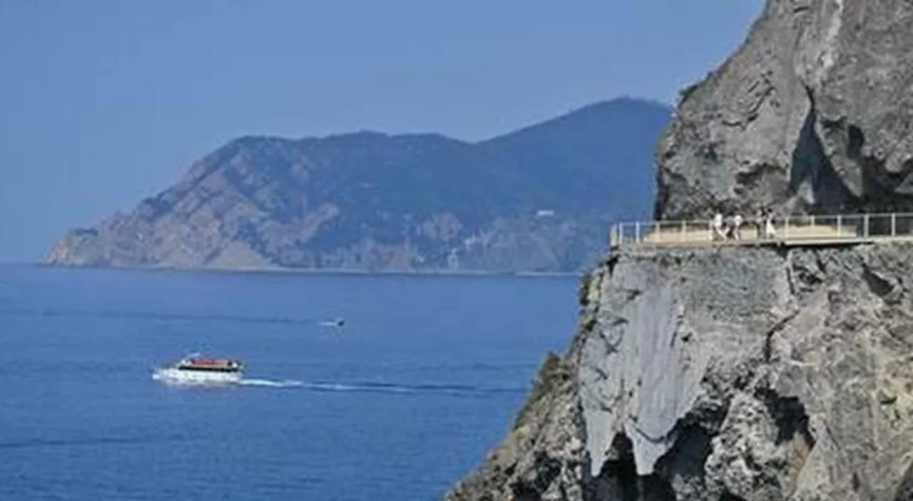 Cinque Terre, litiga con la fidanzata sulla Via dell’Amore: turista cade dalla scogliera e muore annegato a 26