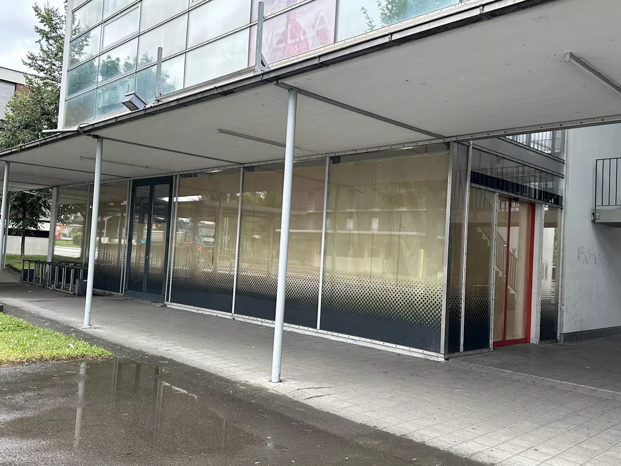 Fenster abgeklebt, Licht an – am alten 'Billa' tut sich wieder etwas