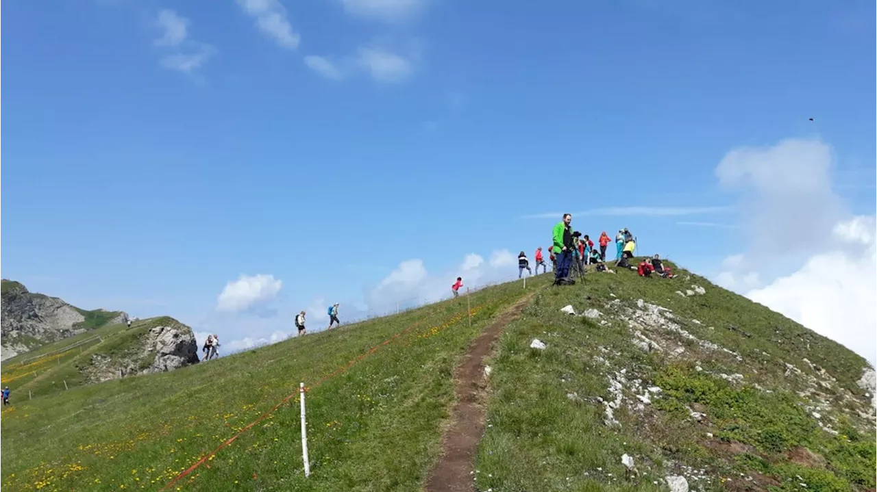 Un tornello sul sentiero per protesta contro il turismo di massa