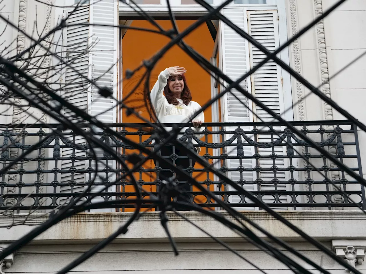 La Cámara de Casación resolvió que Cristina Kirchner debe seguir con tobillera y visitas restringidas, pero seguirá en San José 1111