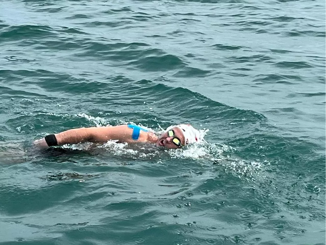 Bernhard Hengl schwimmt Bodensee für NF