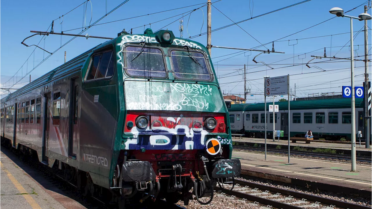 Donna muore travolta da un treno in stazione nel Milanese
