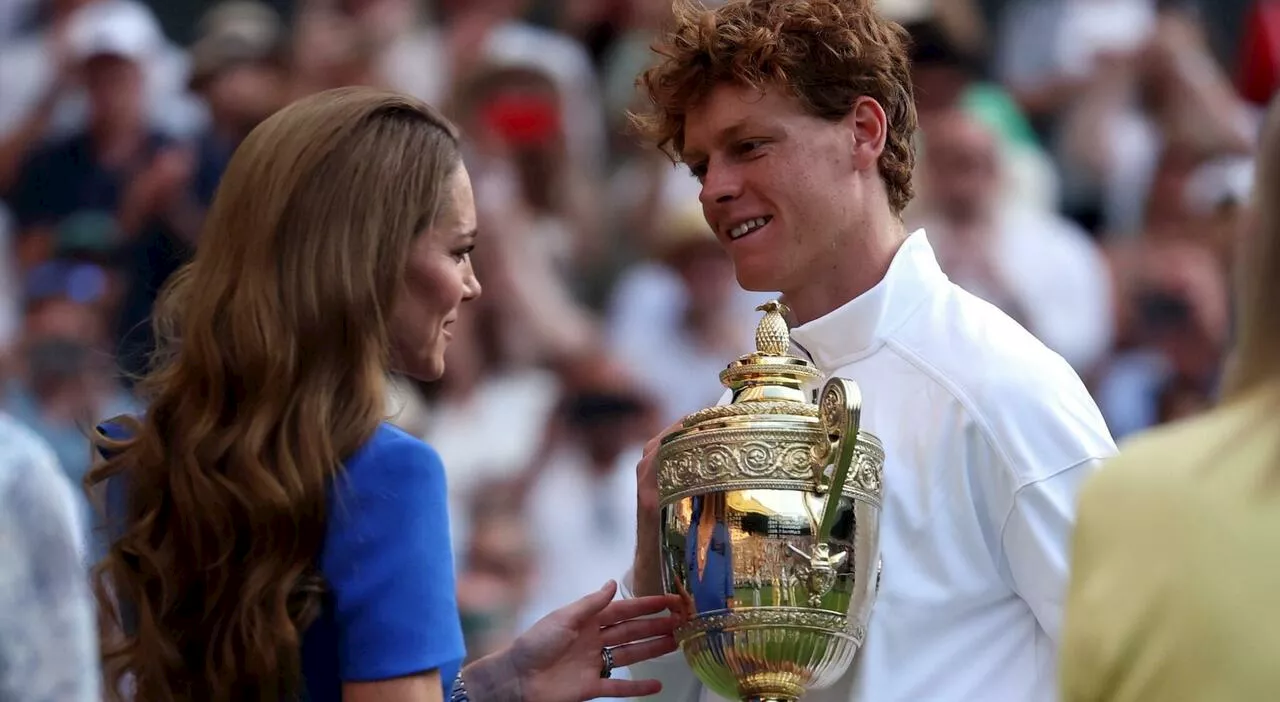 Sinner re di Wimbledon, prima volta di un italiano sull'erba londinese. Alcaraz dominato in 4 set