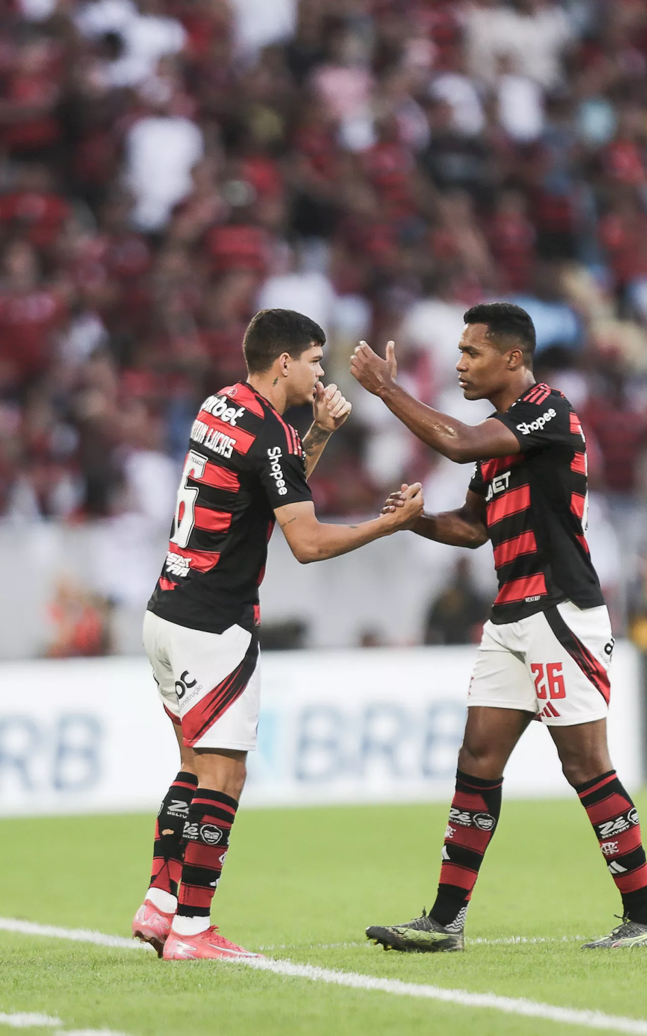 Flamengo confirma lesão de Alex Sandro e atualiza situação de Ayrton Lucas