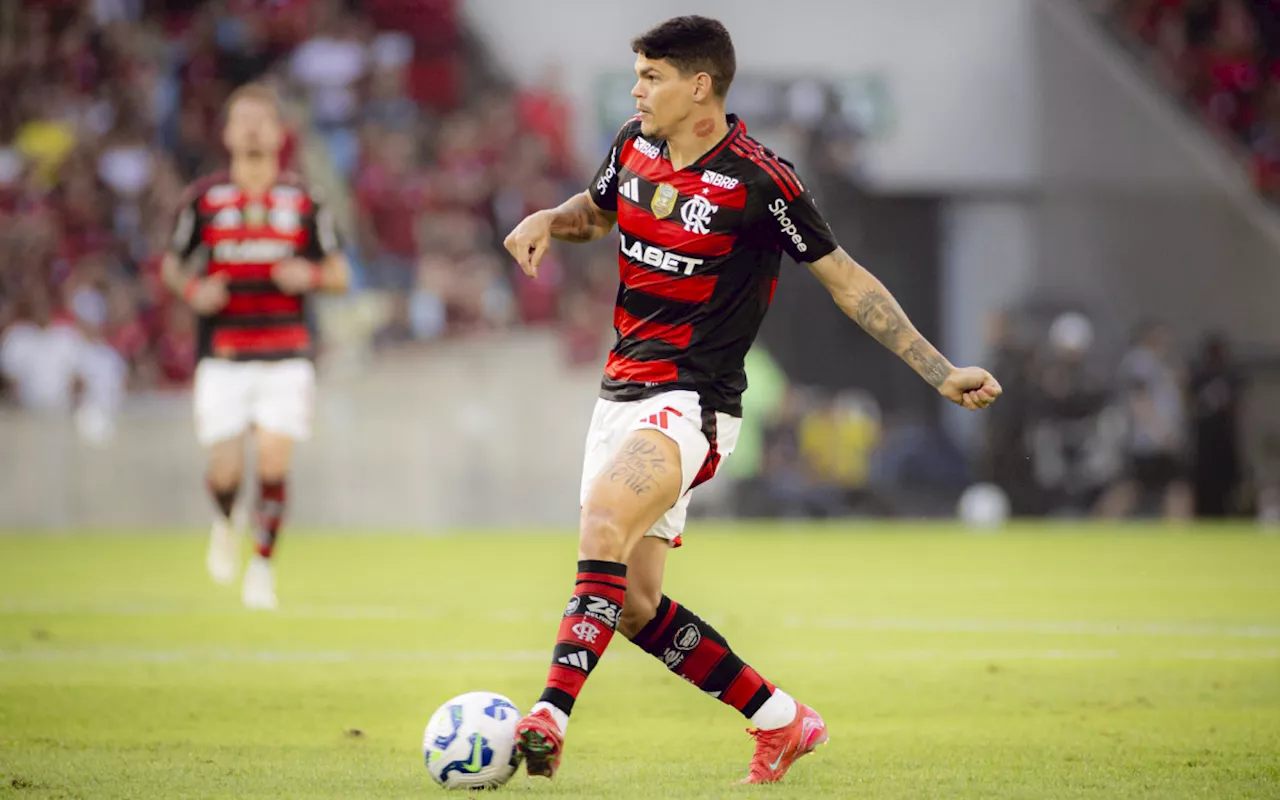 Lateral do Flamengo, Ayrton Lucas é encaminhado ao hospital e passará por cirurgia