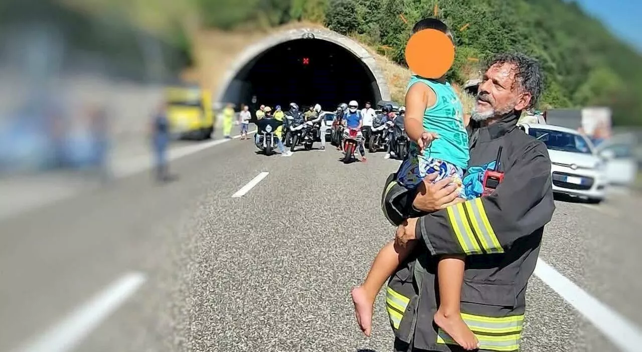 ​Auto a Gpl a fuoco sull'autostrada, il bimbo salvato dai vigili del fuoco al suo eroe: «Lo sai che ti voglio