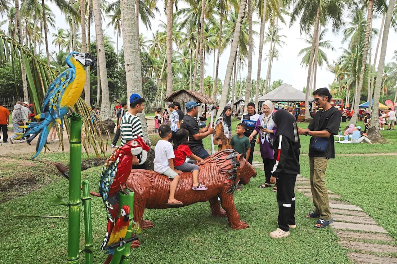 Thousands enjoy a day in the kampung