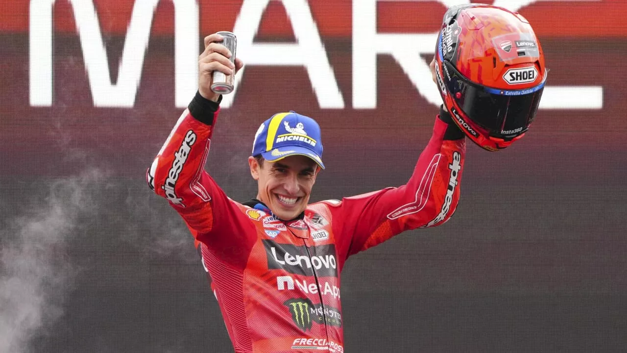 MotoGp, Marc Marquez trionfa al Sachsenring davanti al fratello Alex: Bagnaia 3° dopo la disastrosa Sprint