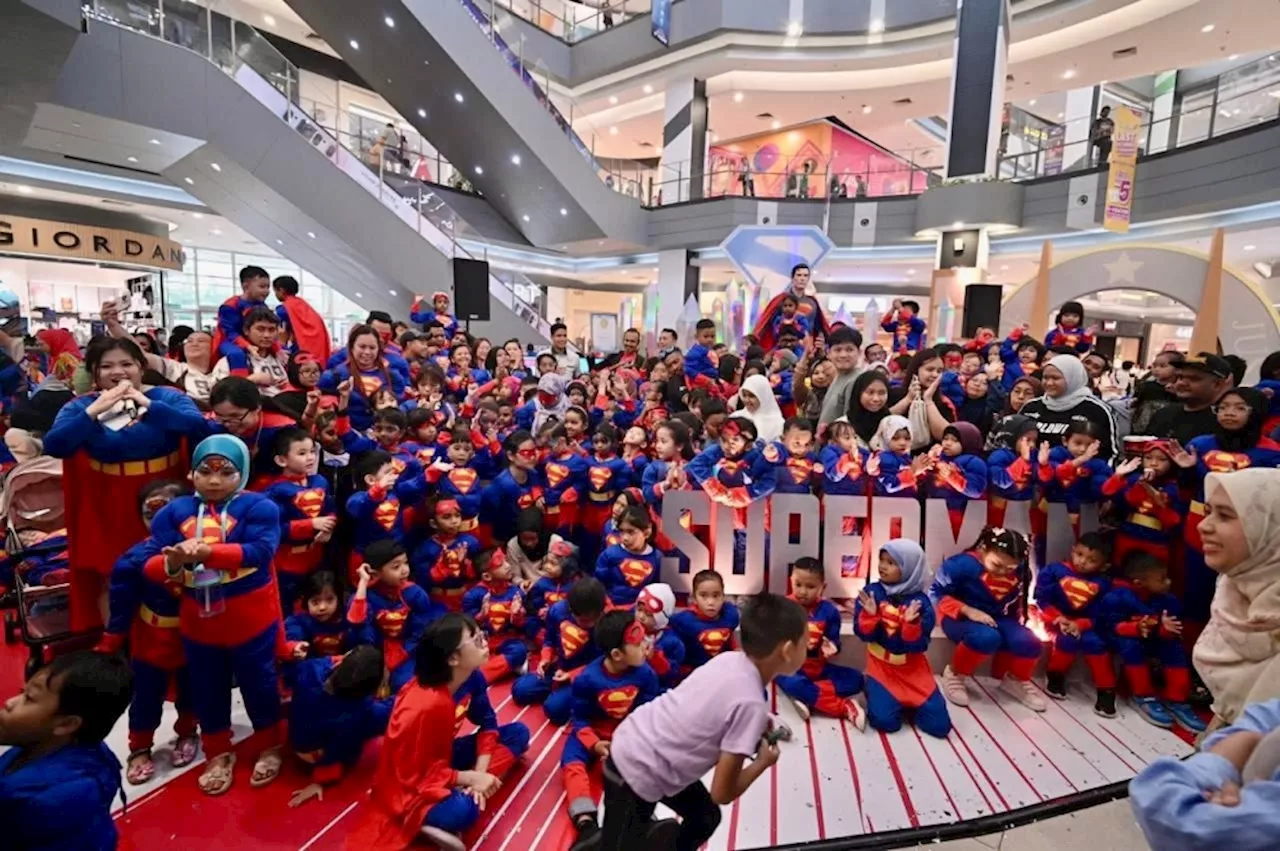 Cape craze in Johor: Over 1,000 fans break record in massive Superman gathering