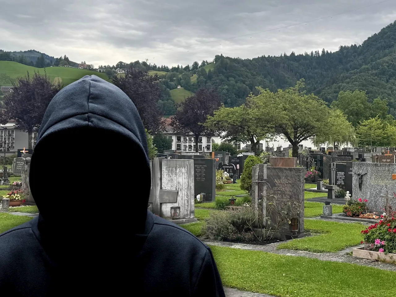'Zum dritten Mal bestohlen' – Grabschmuck-Diebe treiben in Dornbirn ihr Unwesen