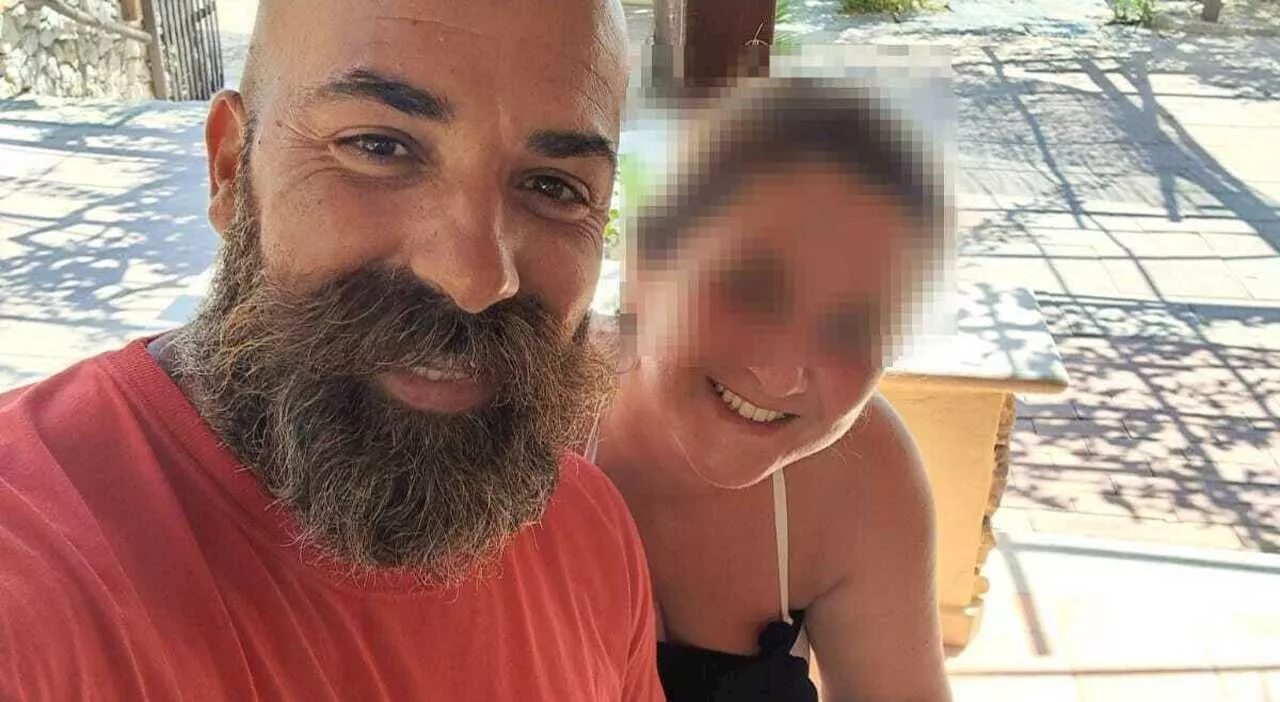 Gaeta, intrappolata nella sabbia a 40 metri dalla riva e bloccata dalla corrente: il bagnino la salva, poi il